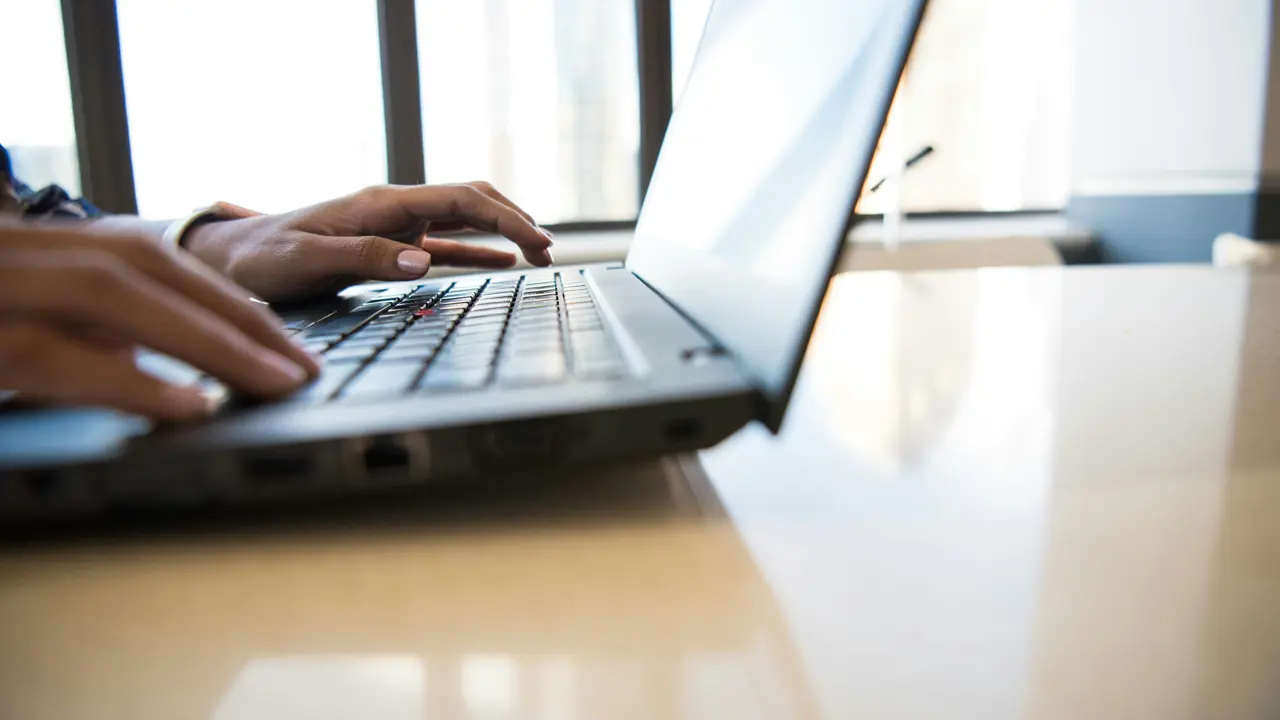 Picture at hands writing on a keyboard
